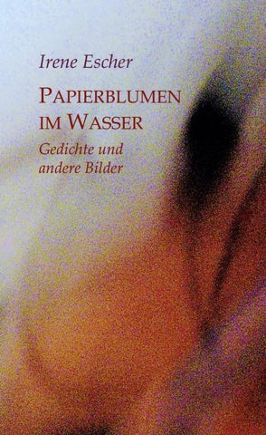 Papierblumen im Wasser