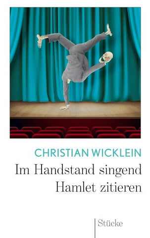 Im Handstand singend Hamlet zitieren