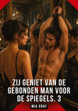Zij geniet van de gebonden man voor de spiegels. 3