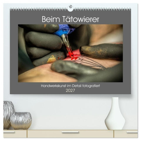 Beim Tätowierer (hochwertiger Premium Wandkalender 2027 DIN A2 quer), Kunstdruck in Hochglanz