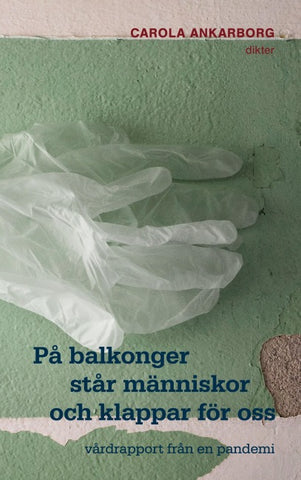 På balkonger står människor och klappar för oss