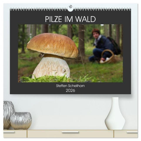 PILZE IM WALD (hochwertiger Premium Wandkalender 2026 DIN A2 quer), Kunstdruck in Hochglanz