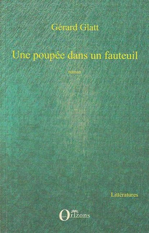 Une poupée dans un fauteuil