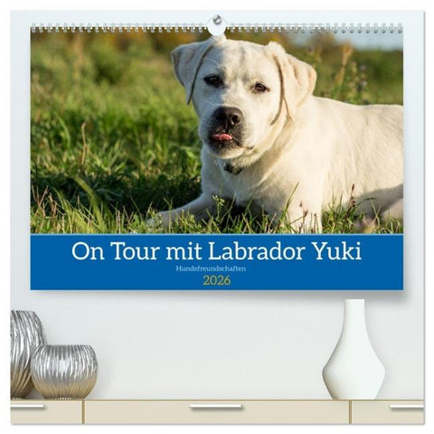 On Tour mit Labrador Yuki (hochwertiger Premium Wandkalender 2026 DIN A2 quer), Kunstdruck in Hochglanz