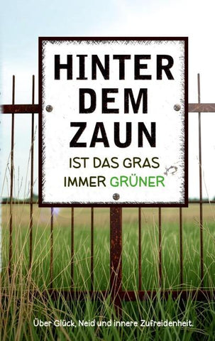 Hinter dem Zaun ist das Gras immer grüner