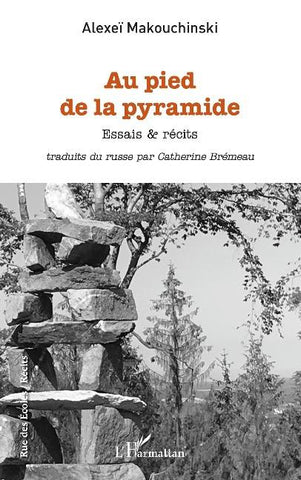 Au pied de la pyramide