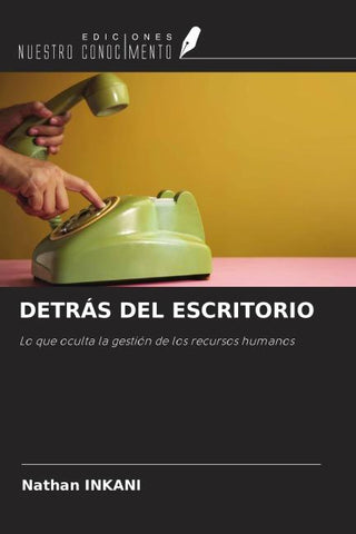 DETRÁS DEL ESCRITORIO