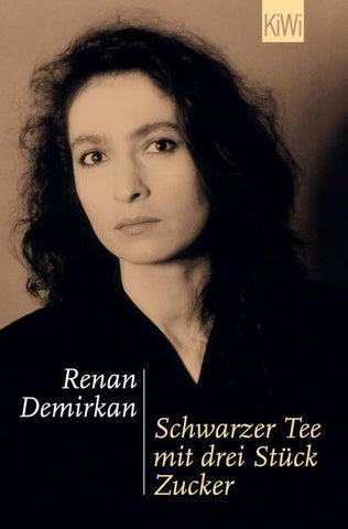 Schwarzer Tee mit drei Stück Zucker