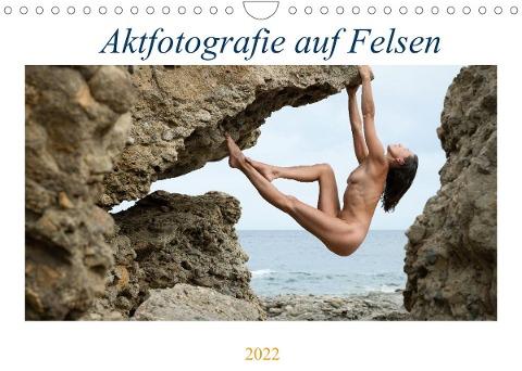 Aktfotografie auf Felsen (Wandkalender 2022 DIN A4 quer)